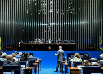Proposta em análise no Senado assegura parada obrigatória para caminhoneiros e outros motoristas profissionais.