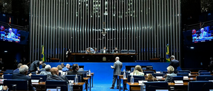 Proposta em análise no Senado assegura parada obrigatória para caminhoneiros e outros motoristas profissionais.