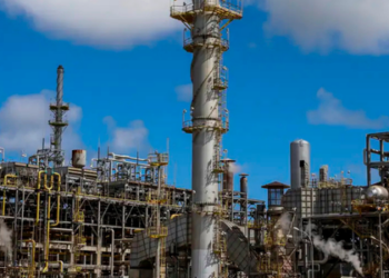 A Câmara dos Deputados aprovou aumento do orçamento do Reiq para R$ 3,1 bilhões em 2026 e redução temporária de alíquotas de PIS e Cofins para indústrias químicas e petroquímicas.
