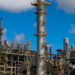 A Câmara dos Deputados aprovou aumento do orçamento do Reiq para R$ 3,1 bilhões em 2026 e redução temporária de alíquotas de PIS e Cofins para indústrias químicas e petroquímicas.