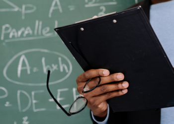 Novo piso salarial dos professores da educação básica sobe para R$ 5.130,63 em 2026. Veja como funciona o reajuste e o impacto para estados e municípios.