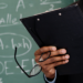 Novo piso salarial dos professores da educação básica sobe para R$ 5.130,63 em 2026. Veja como funciona o reajuste e o impacto para estados e municípios.