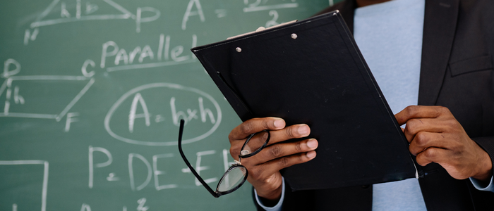 Novo piso salarial dos professores da educação básica sobe para R$ 5.130,63 em 2026. Veja como funciona o reajuste e o impacto para estados e municípios.