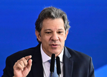 Fernando Haddad critica política econômica do governo Bolsonaro, questiona superávit e acusa uso da máquina pública para fins eleitorais em evento do PT em Salvador.