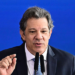 Fernando Haddad critica política econômica do governo Bolsonaro, questiona superávit e acusa uso da máquina pública para fins eleitorais em evento do PT em Salvador.