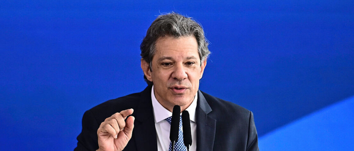 Fernando Haddad critica política econômica do governo Bolsonaro, questiona superávit e acusa uso da máquina pública para fins eleitorais em evento do PT em Salvador.