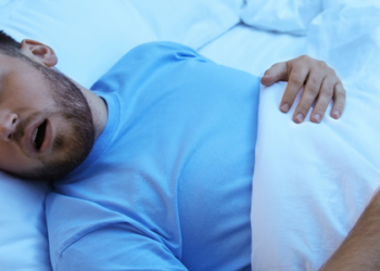 Sono interrompido ou insuficiente afeta corpo e mente. Descubra hábitos simples para recuperar energia, melhorar a concentração e restaurar o equilíbrio após festas ou noites mal dormidas.