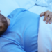 Sono interrompido ou insuficiente afeta corpo e mente. Descubra hábitos simples para recuperar energia, melhorar a concentração e restaurar o equilíbrio após festas ou noites mal dormidas.