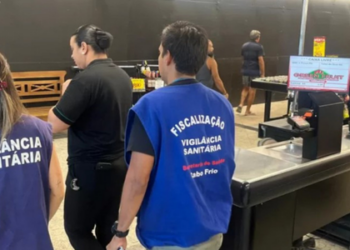 Supermercado em Cabo Frio é fiscalizado pela Vigilância Sanitária após denúncias de larvas em salgados. Inspeção não encontrou riscos à saúde e recomendações pontuais foram feitas.
