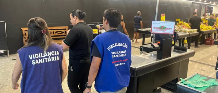 Supermercado em Cabo Frio é fiscalizado pela Vigilância Sanitária após denúncias de larvas em salgados. Inspeção não encontrou riscos à saúde e recomendações pontuais foram feitas.