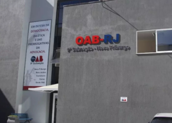 Família de advogado sepultado em novembro de 2025 denuncia demora na análise de pedido de auxílio-funeral junto à OAB e à Caixa de Assistência no RJ. Processo segue sem decisão.