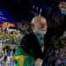 O desfile da Acadêmicos de Niterói homenageou o presidente Lula, causando reação do Partido Novo, que planeja ação judicial por suposta propaganda eleitoral antecipada e uso de verba pública.