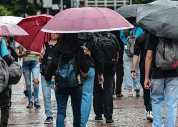 Chuvas intensas atingem Rio de Janeiro, São Paulo e Minas Gerais. Inmet emite alerta vermelho e orienta moradores sobre medidas de segurança.