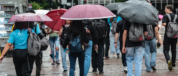 Chuvas intensas atingem Rio de Janeiro, São Paulo e Minas Gerais. Inmet emite alerta vermelho e orienta moradores sobre medidas de segurança.