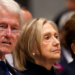 Hillary Clinton pede cautela na interpretação dos arquivos de Epstein e defende transparência total. Bill Clinton vai depor ao Congresso dos EUA.