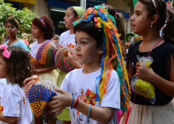 Prefeitura do Rio disponibiliza espaço de convivência para filhos de ambulantes na Sapucaí durante o Carnaval, garantindo proteção, alimentação e atividades educativas.