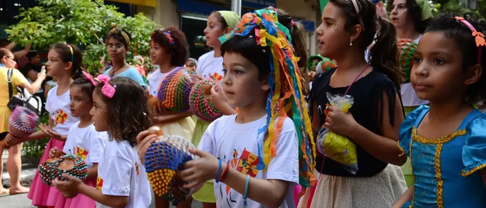 Prefeitura do Rio disponibiliza espaço de convivência para filhos de ambulantes na Sapucaí durante o Carnaval, garantindo proteção, alimentação e atividades educativas.