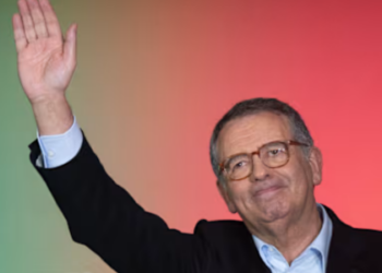 Seguro vence segundo turno e assume presidência de Portugal