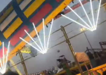Brinquedo “tsunami swing” desaba na Feira Surajkund, em Faridabad, Índia, deixando policial morto e 13 feridos; área foi isolada e investigação foi iniciada.