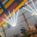 Brinquedo “tsunami swing” desaba na Feira Surajkund, em Faridabad, Índia, deixando policial morto e 13 feridos; área foi isolada e investigação foi iniciada.