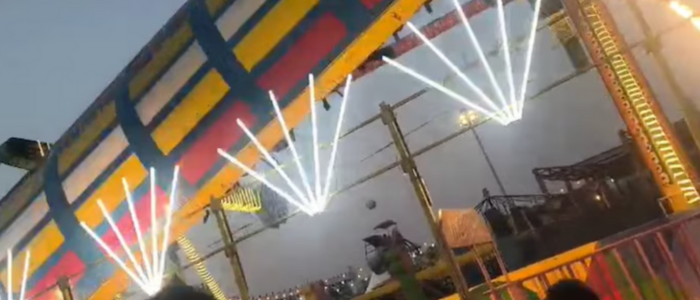 Brinquedo “tsunami swing” desaba na Feira Surajkund, em Faridabad, Índia, deixando policial morto e 13 feridos; área foi isolada e investigação foi iniciada.