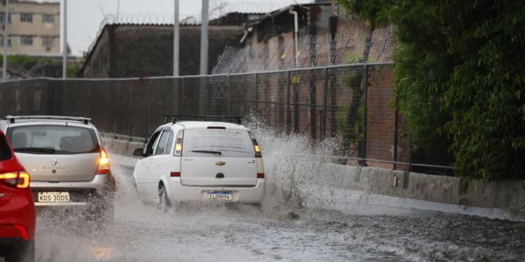 Temporais no Rio de Janeiro causam morte em Angra dos Reis, deixam feridos em Cabo Frio e geram mais de 100 atendimentos dos bombeiros. Defesa Civil mantém alerta para risco de enchentes e deslizamentos.