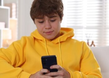 Novo decreto federal deve impor verificação formal de idade para jogos de azar e conteúdos adultos, ampliando regras do ECA Digital.