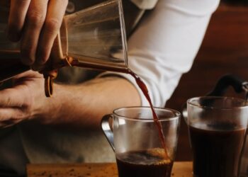 Pesquisa indica que café e chá podem contribuir para a preservação da memória ao longo da vida.