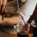 Pesquisa indica que café e chá podem contribuir para a preservação da memória ao longo da vida.