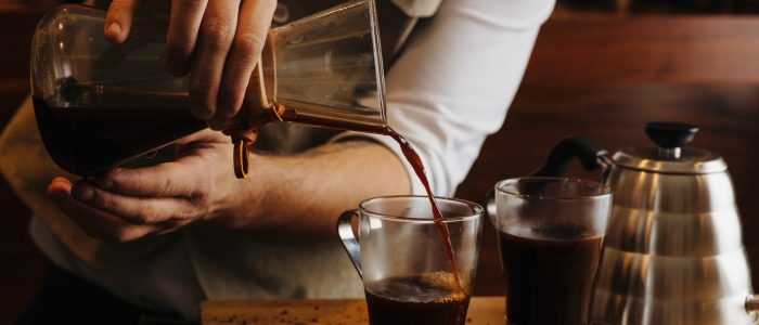 Pesquisa indica que café e chá podem contribuir para a preservação da memória ao longo da vida.