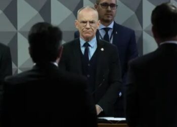 Comissão presidida por Fabiano Contarato não convoca reunião e trava análise de requerimentos envolvendo familiares de ministros do Supremo.