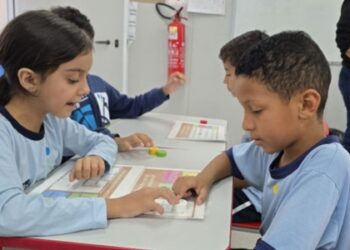 Rio das Ostras recebe Selo Ouro do MEC por políticas eficazes de alfabetização na rede municipal.