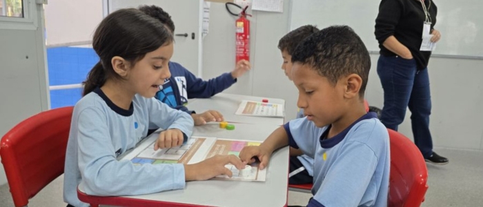 Rio das Ostras recebe Selo Ouro do MEC por políticas eficazes de alfabetização na rede municipal.