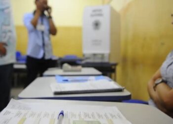 Mesários são essenciais para o funcionamento das eleições. Veja quem pode se voluntariar, como se inscrever e quais são os benefícios em 2026.