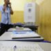 Mesários são essenciais para o funcionamento das eleições. Veja quem pode se voluntariar, como se inscrever e quais são os benefícios em 2026.