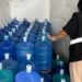 Procon de Rio das Ostras apura aumento no preço do galão de água após reclamações de consumidores e cobra explicações de fornecedores.
