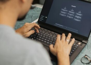 Empresa descontinua GPT-4o enquanto tribunais analisam ações sobre supostos danos ligados ao uso da IA.