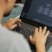 Empresa descontinua GPT-4o enquanto tribunais analisam ações sobre supostos danos ligados ao uso da IA.