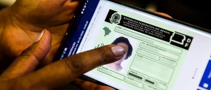 Pedidos de CNH em janeiro de 2026 disparam para 1,7 milhão com novas regras que simplificam emissão, reduzem custos e ampliam cursos práticos e teóricos em todo o Brasil.