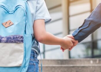 No retorno às aulas, famílias de crianças atípicas precisam observar mais que materiais escolares. Entenda o que realmente indica inclusão.