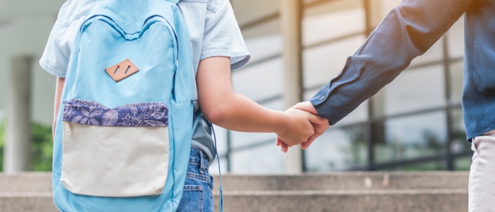 No retorno às aulas, famílias de crianças atípicas precisam observar mais que materiais escolares. Entenda o que realmente indica inclusão.