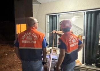 Volume de chuva em duas horas equivale à metade do esperado para fevereiro e deixa áreas de risco sob vigilância