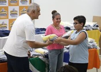 Prefeitura começou a entregar kits escolares nas unidades de ensino, com peças adaptadas para cada etapa escolar.