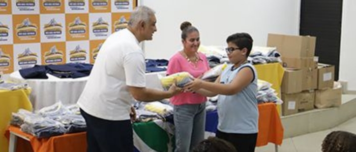 Prefeitura começou a entregar kits escolares nas unidades de ensino, com peças adaptadas para cada etapa escolar.