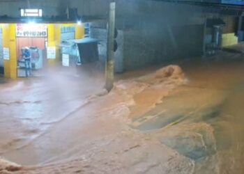 Prefeitura suspende aulas e orienta moradores a evitarem deslocamentos após temporais