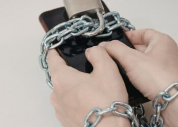 Uso intenso de telas altera o ritmo de atenção e torna difícil desacelerar. Entenda por que o cérebro se acostuma ao estímulo rápido e por que ficar offline pode gerar inquietação.