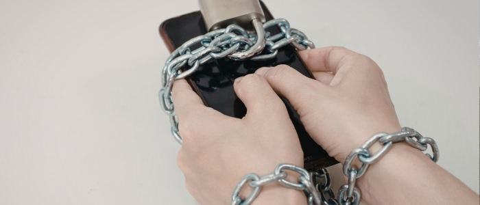 Uso intenso de telas altera o ritmo de atenção e torna difícil desacelerar. Entenda por que o cérebro se acostuma ao estímulo rápido e por que ficar offline pode gerar inquietação.