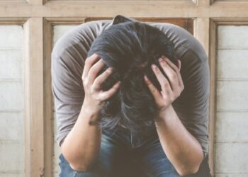 Brasil lidera ranking mundial de ansiedade. Entenda causas, sinais de alerta e quando procurar ajuda para cuidar da saúde mental.
