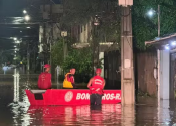 Equipes da Prefeitura de Macaé atuam na recuperação de vias e pontes após fortes chuvas atingirem a região serrana do município.