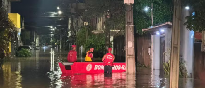 Equipes da Prefeitura de Macaé atuam na recuperação de vias e pontes após fortes chuvas atingirem a região serrana do município.